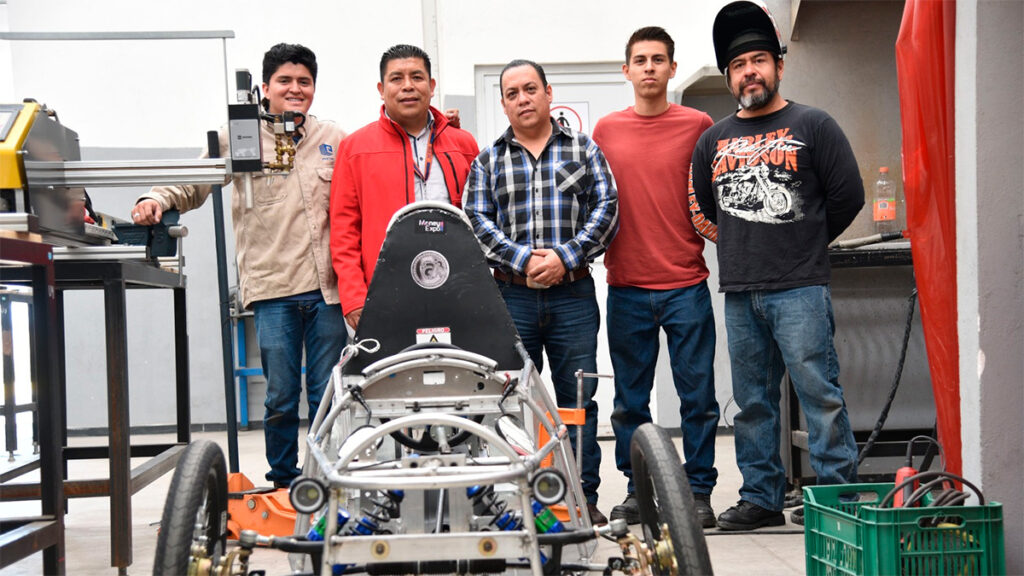 Estudiantes crean auto eléctrico para evento internacional