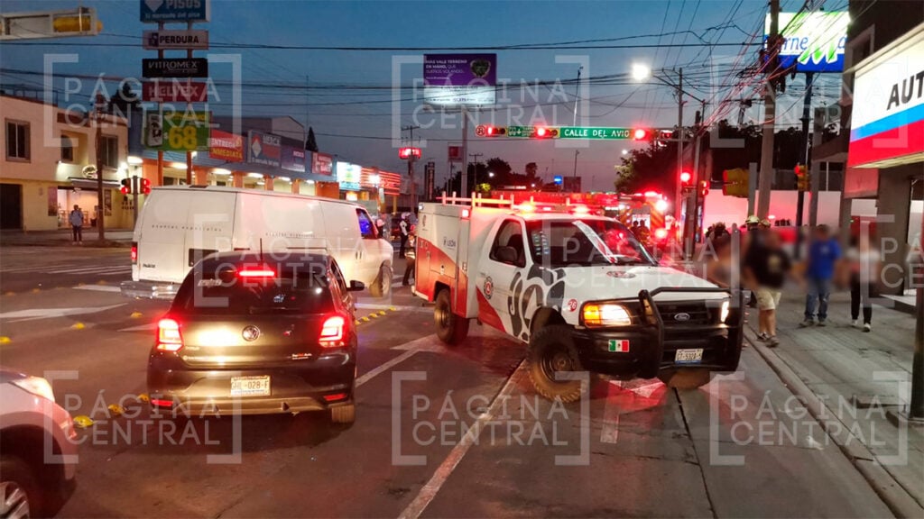 Tráiler tira combustible al intentar dar vuelta y causa caos en el bulevar Miguel Hidalgo