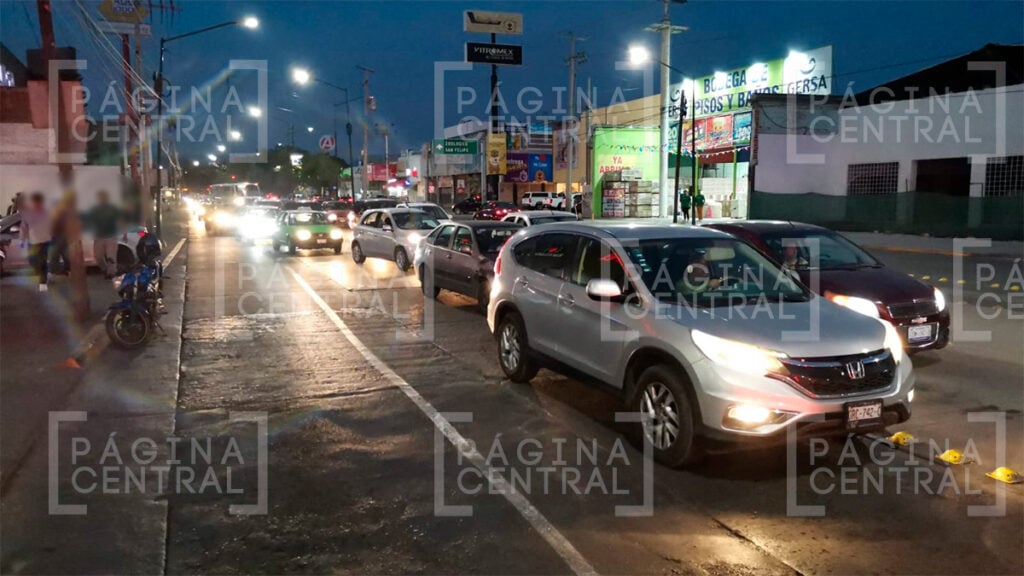 Tráiler tira combustible al intentar dar vuelta y causa caos en el bulevar Miguel Hidalgo