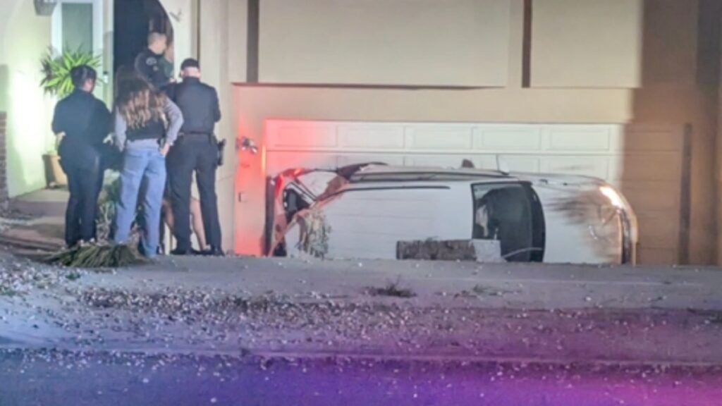 En California, una camioneta conducida a exceso de velocidad golpeó con un reductor y causó una aparatosa volcadura