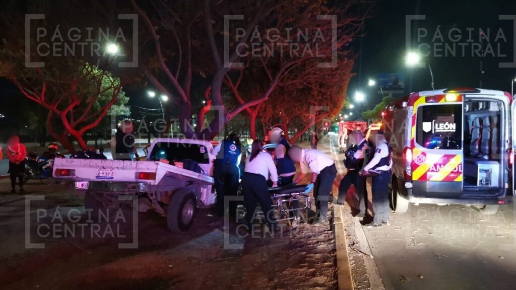 Choque en Morelos: Quedan atrapados al chocar con árbol 