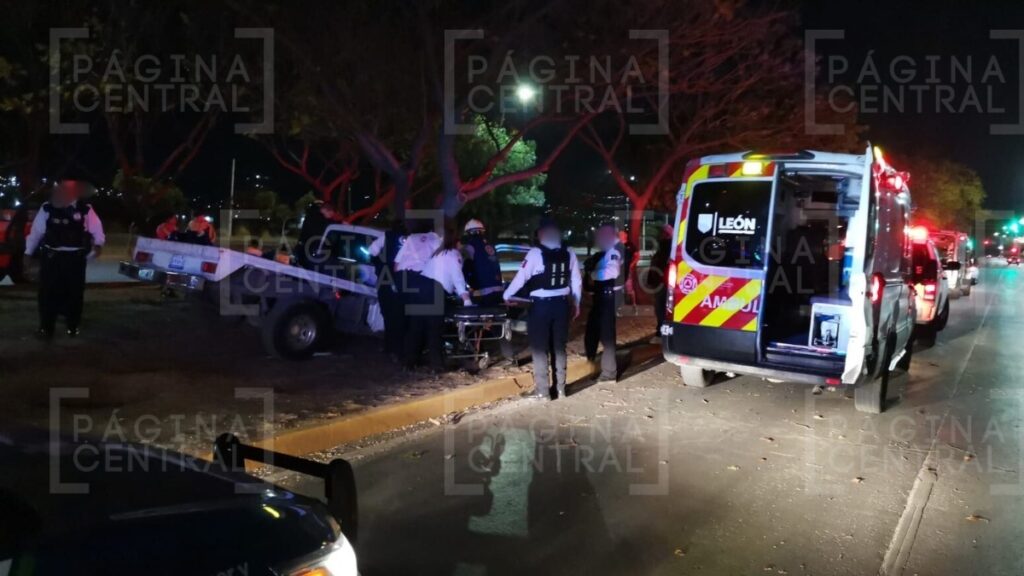 Choque en Morelos: Quedan atrapados al chocar con árbol 