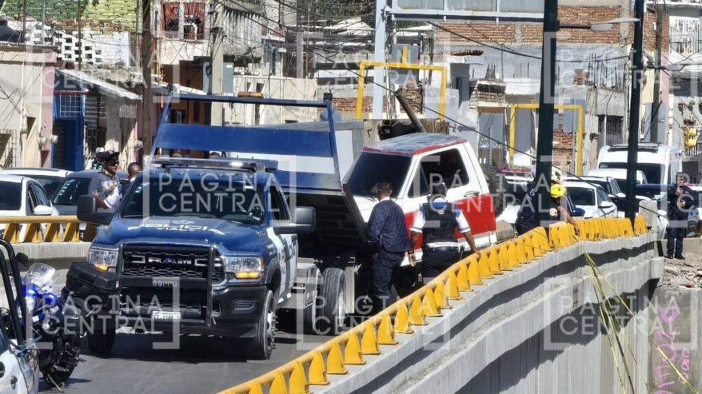Choque en Malecón: Camioneta tira portería de Mercado República