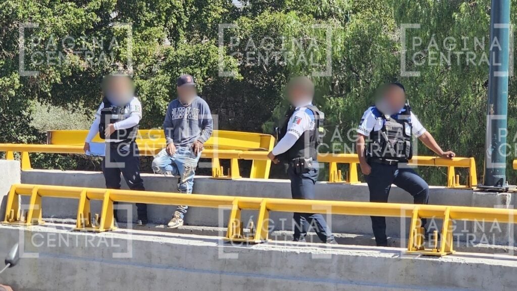 Choque en Malecón: Camioneta tira portería de Mercado República