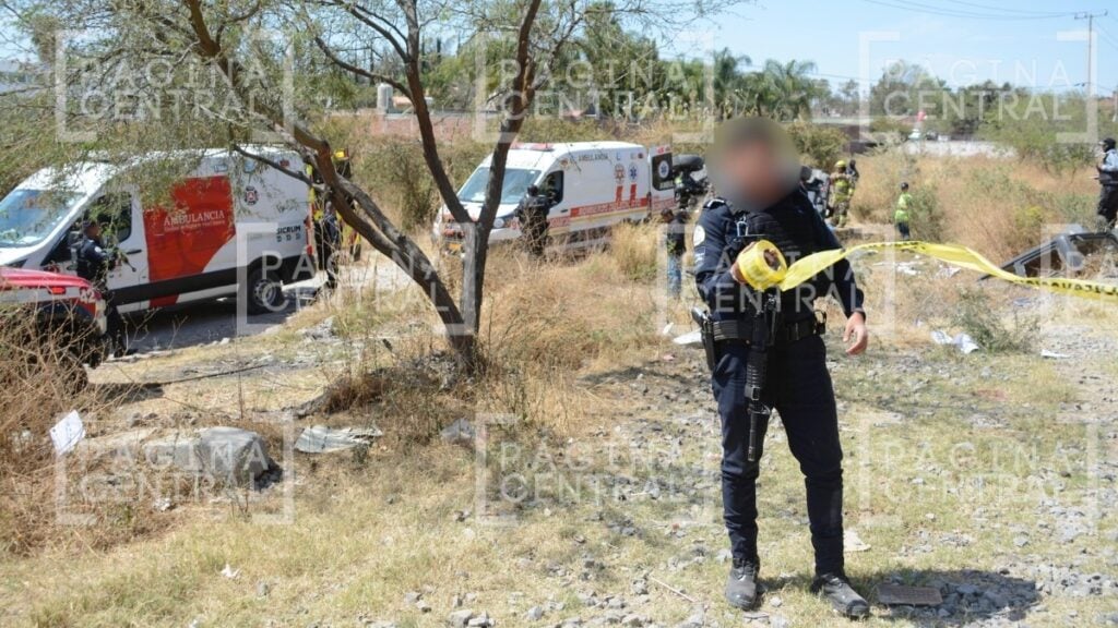 Choque fuerte entre patrulla y tren deja 2 policías graves en León