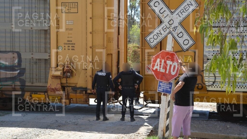 Choque fuerte entre patrulla y tren deja 2 policías graves en León