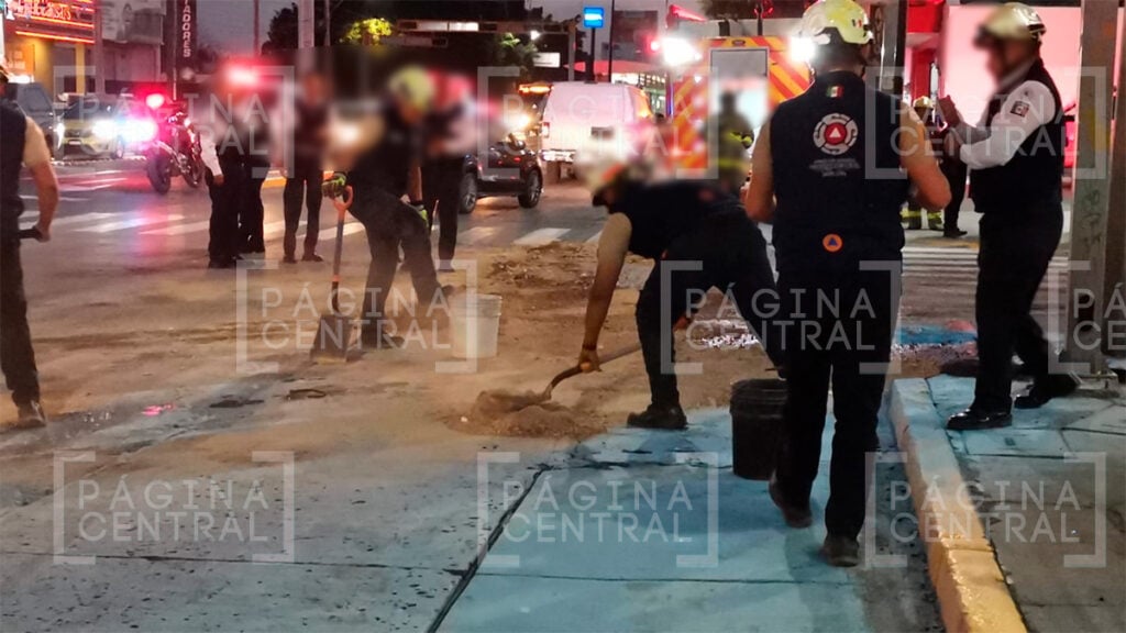 Tráiler tira combustible al intentar dar vuelta y causa caos en el bulevar Miguel Hidalgo