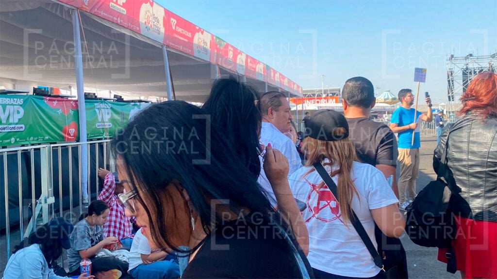 Fans acampan por horas para ver a Keane