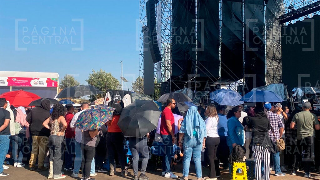 Fans acampan por horas para ver a Keane