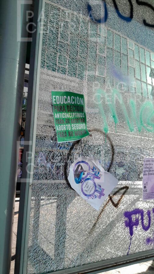 Grafitean paraderos de León durante marcha 8M