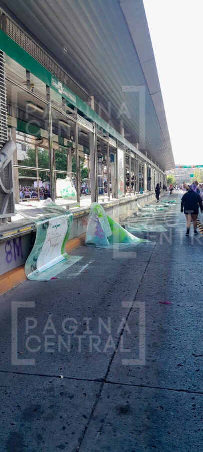 Grafitean paraderos de León durante marcha 8M