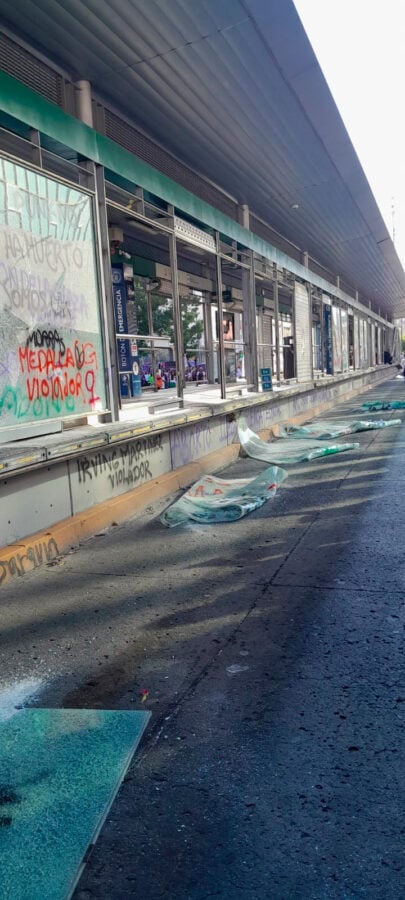 Grafitean paraderos de León durante marcha 8M