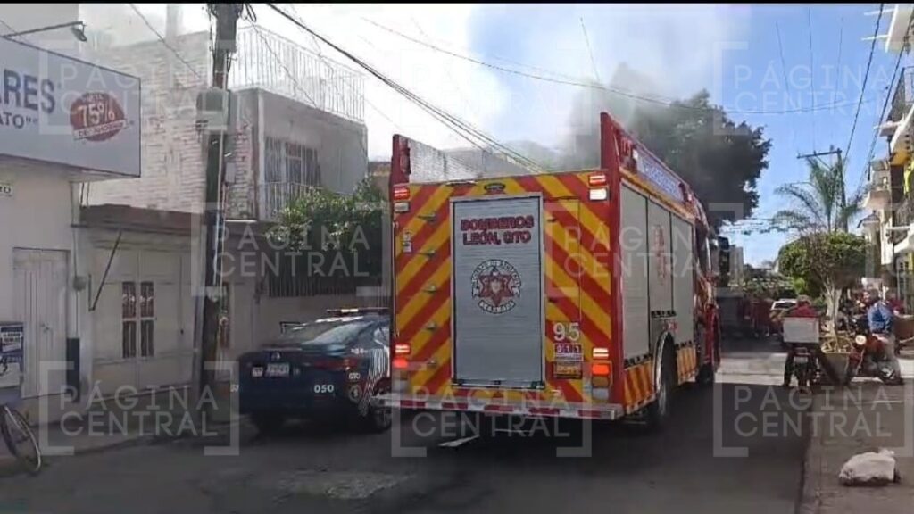Incendio en Lomas de la Piscina: Rescatan bomberos a tres niños