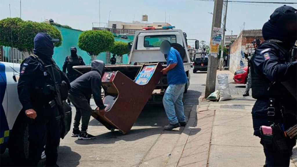 Operativo incauta máquinas tragamonedas en locales de León