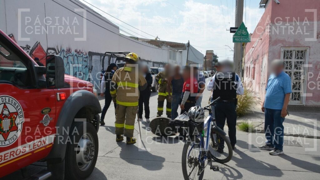 Personas en coladera no podían salir y piden ayuda en el Coecillo