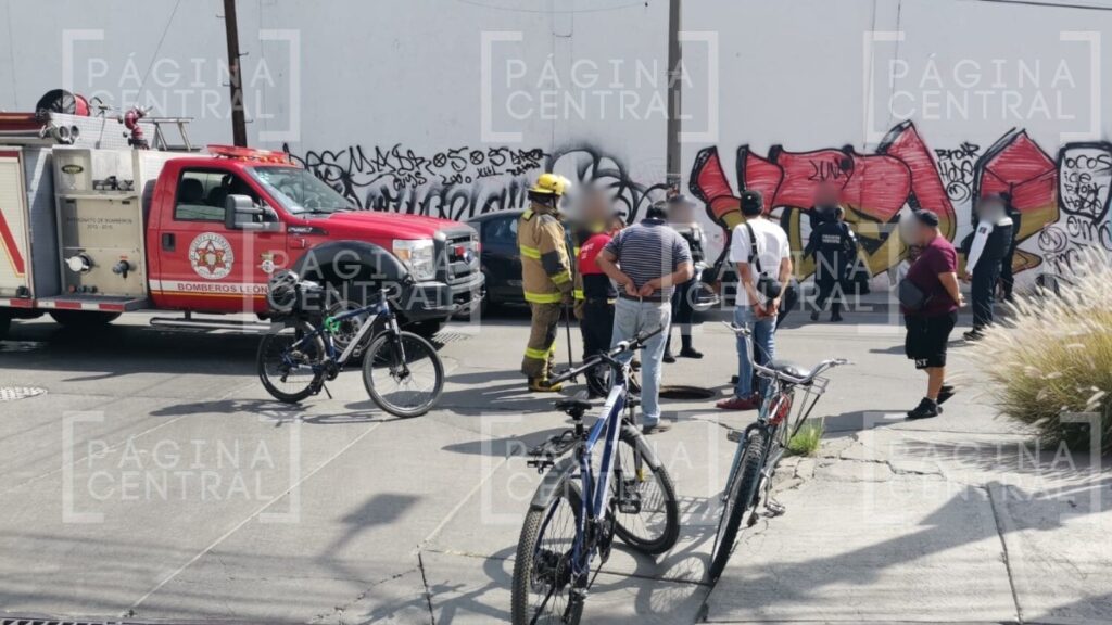 Personas en coladera no podían salir y piden ayuda en el Coecillo