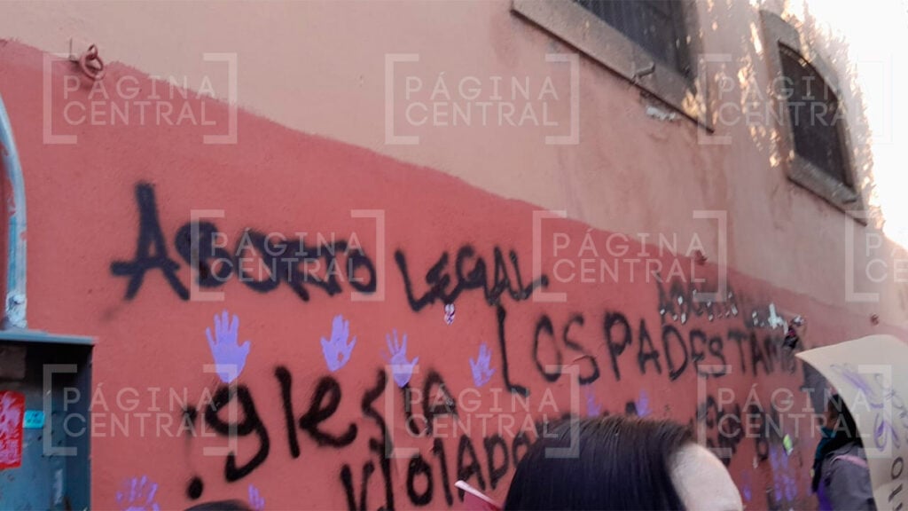 Fieles resguardaron Catedral de León durante marcha 8M, pero recinto es grafiteado