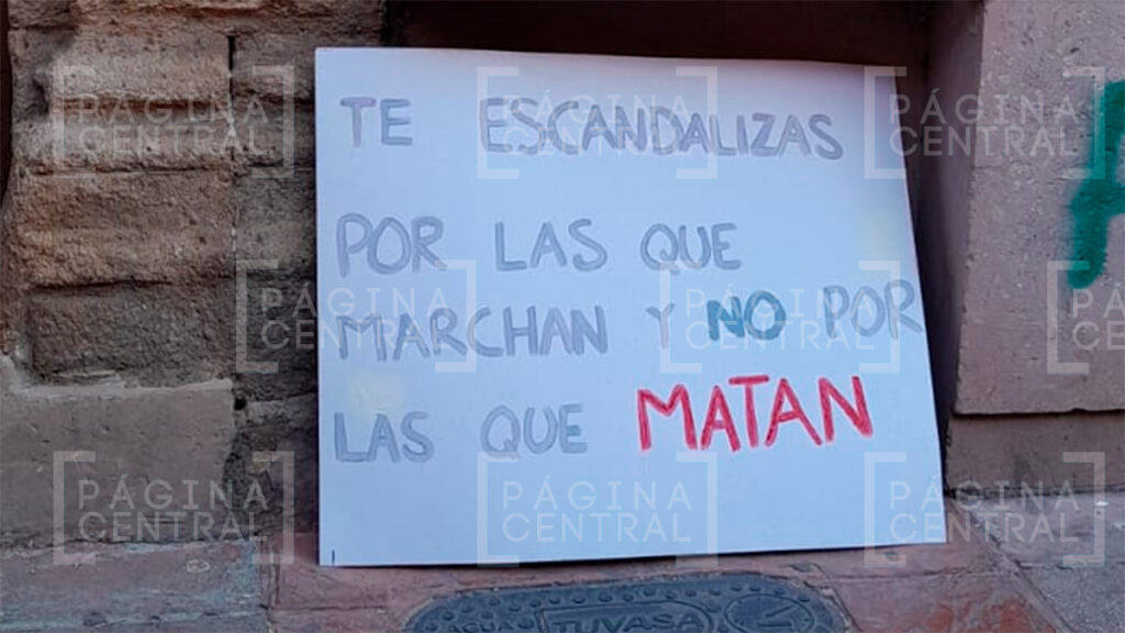 Fieles resguardaron Catedral de León durante marcha 8M, pero recinto es grafiteado