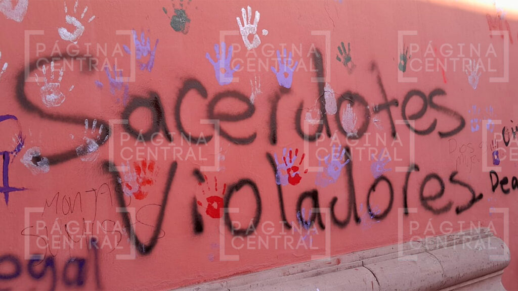Fieles resguardaron Catedral de León durante marcha 8M, pero recinto es grafiteado