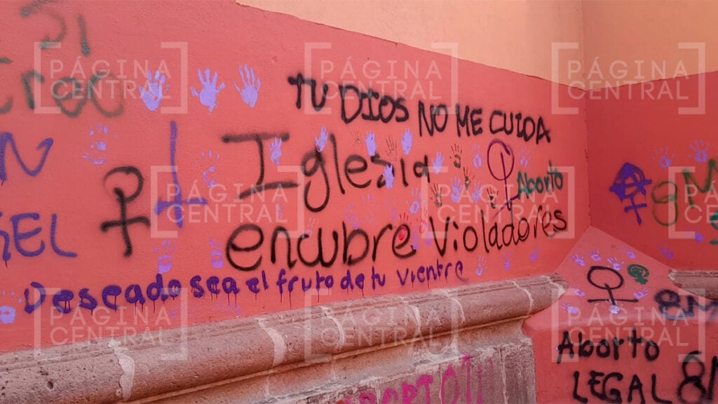 Fieles resguardaron Catedral de León durante marcha 8M, pero recinto es grafiteado