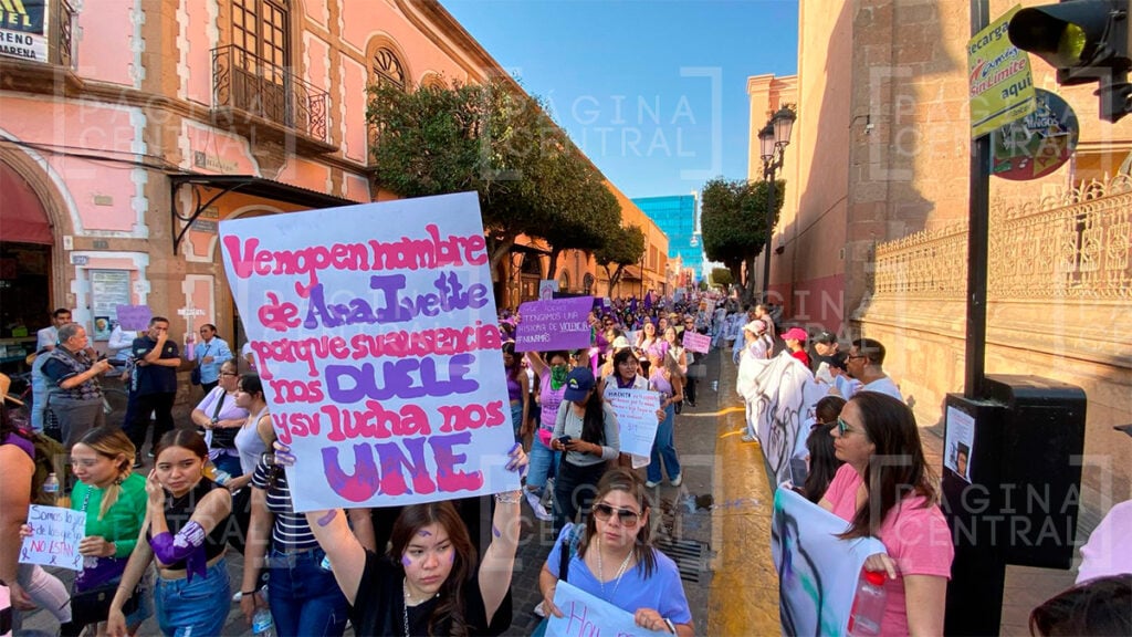 Fieles resguardaron Catedral de León durante marcha 8M, pero recinto es grafiteado