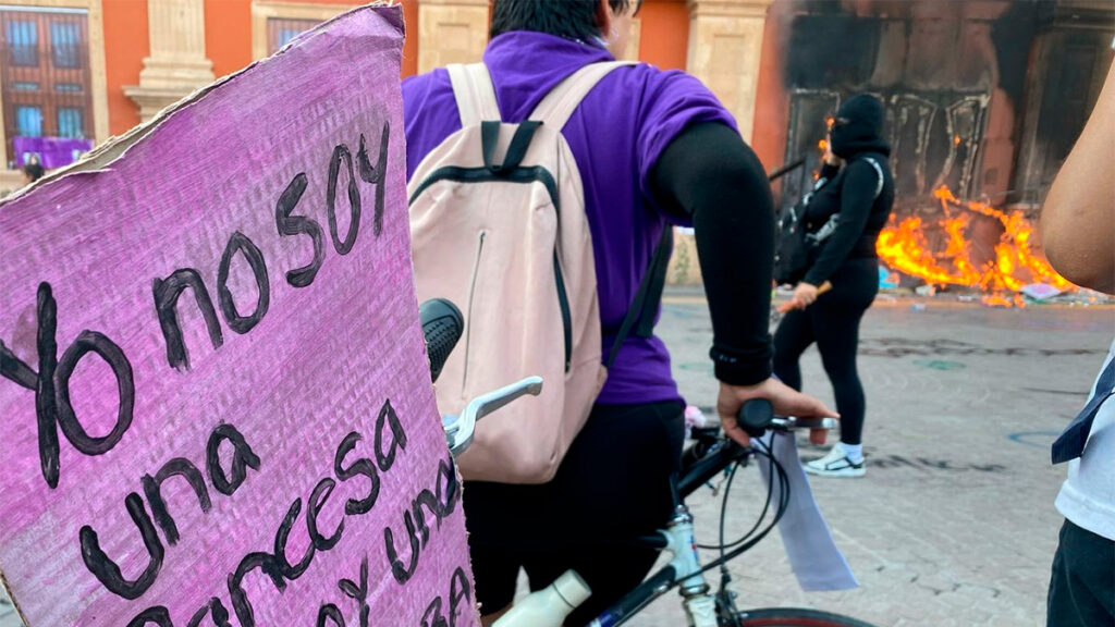 Arde afuera de Presidencia de León municipal tras la marcha M8