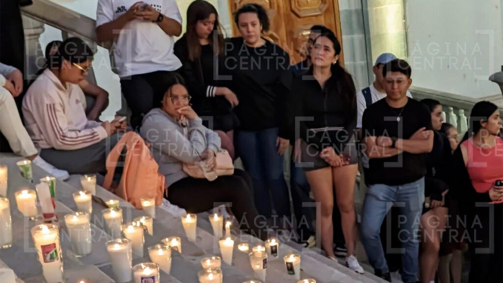 Iluminan escalinatas de la UG en memoria de estudiantes fallecidos en volcadura