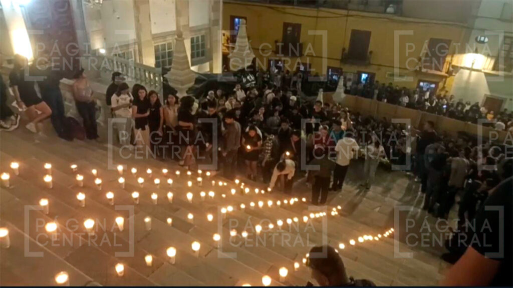Iluminan escalinatas de la UG en memoria de estudiantes fallecidos en volcadura