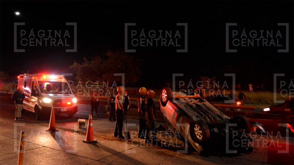 Timoteo Lozano: Carro choca contra muro de contención y vuelca