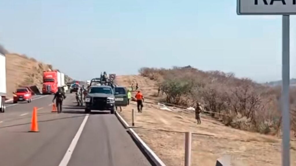 Volcadura de estudiantes de la UG deja seis muertos en autopista