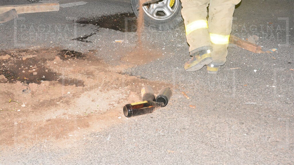 Torres Landa: Conductor ebrio choca contra un semáforo y vuelca