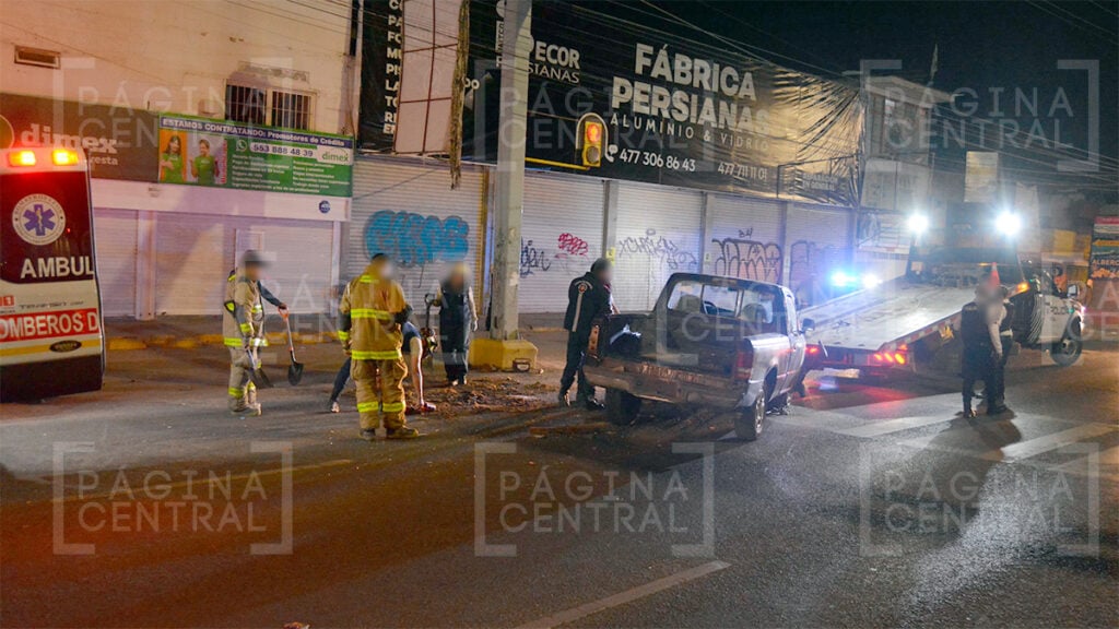 Torres Landa: Conductor ebrio choca contra un semáforo y vuelca