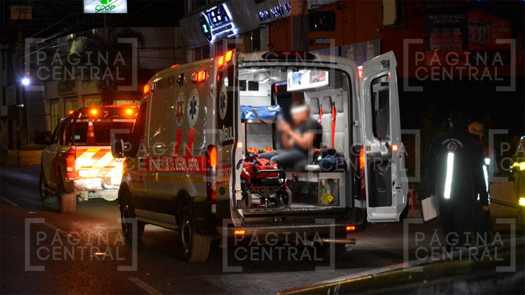 Torres Landa: Conductor ebrio choca contra un semáforo y vuelca