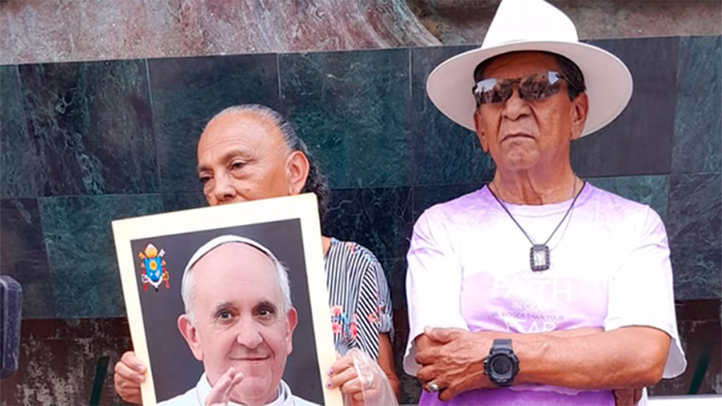 Católicos de León rezan por el alma del Papa Francisco