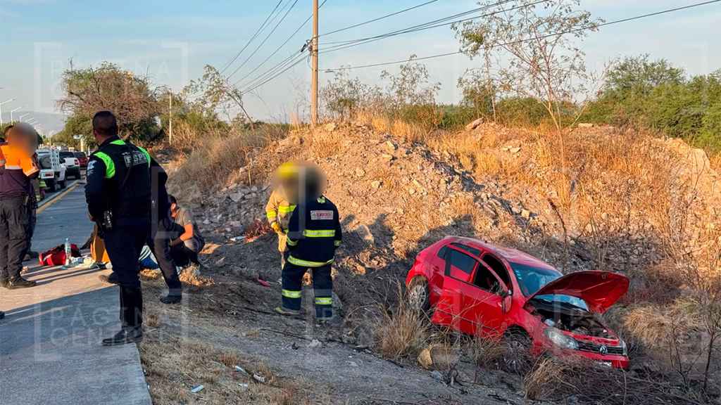 Conductor pierde el control y vuelca su carro en el Ecobulevar; viajaba con su familia