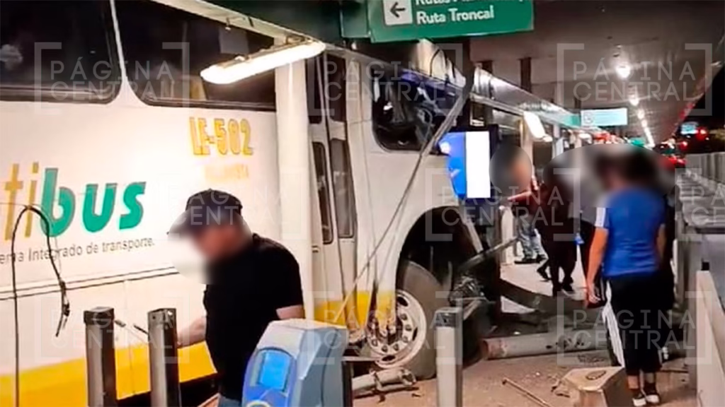 Choca urbano Torres Landa: Camión se queda sin frenos