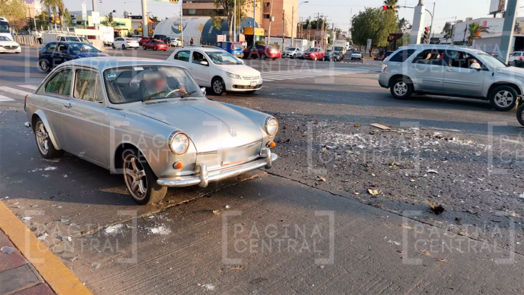 López Mateos: camión cervecero tira botellas y genera caos vial