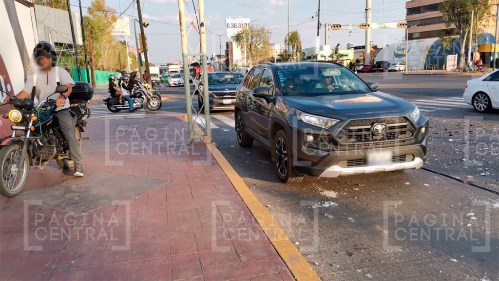 López Mateos: camión cervecero tira botellas y genera caos vial