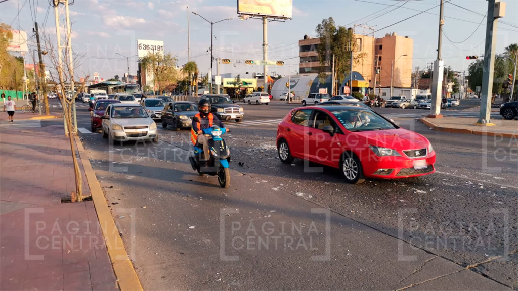 López Mateos: camión cervecero tira botellas y genera caos vial