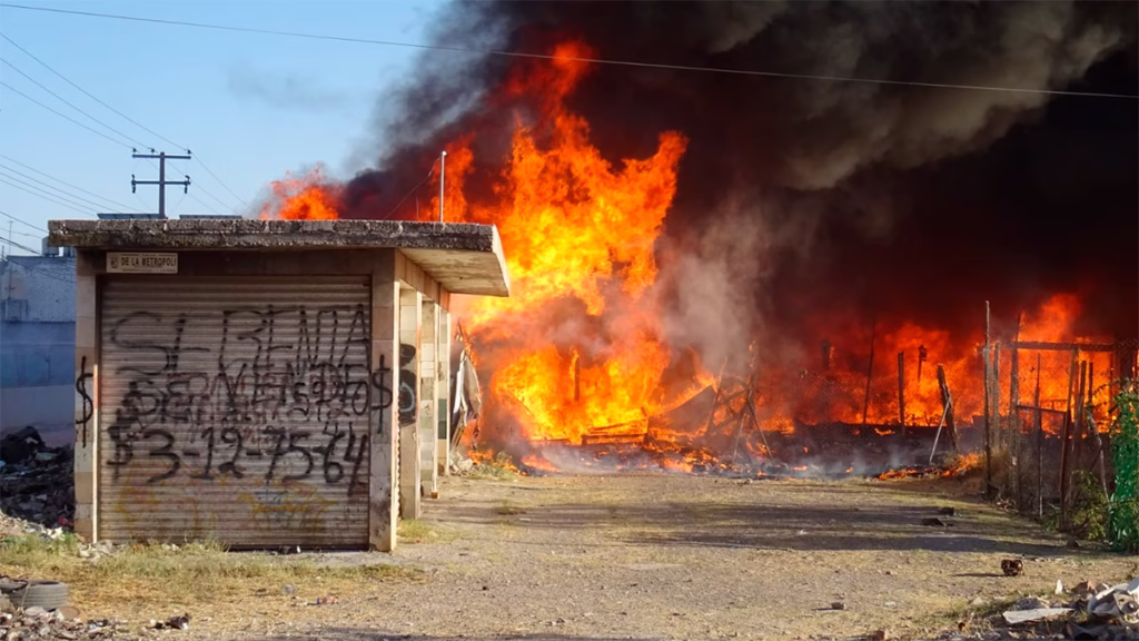 Villas de León: Quema de basura termina con el incendio de casa
