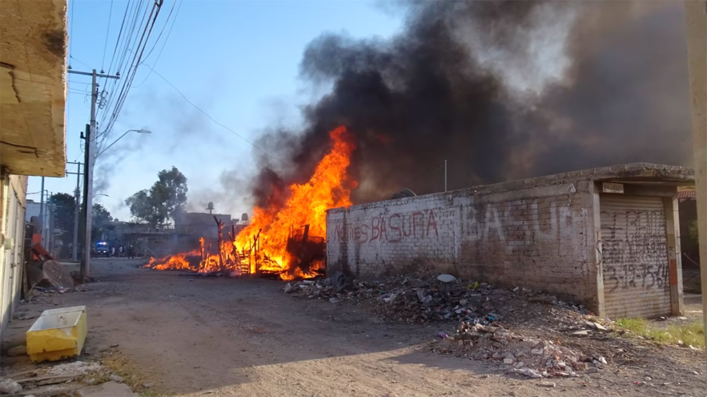Villas de León: Quema de basura termina con el incendio de casa