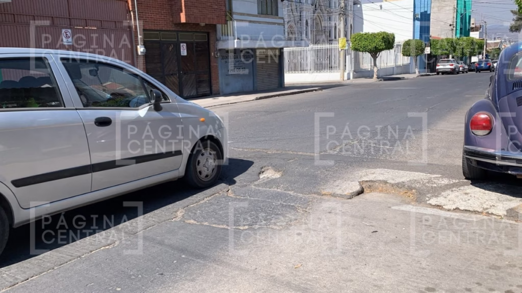 Obrera: Vecinos reportan tope casi desaparecido y lo reparan