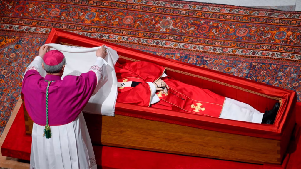 Sellan el ataúd del Papa Francisco antes del funeral