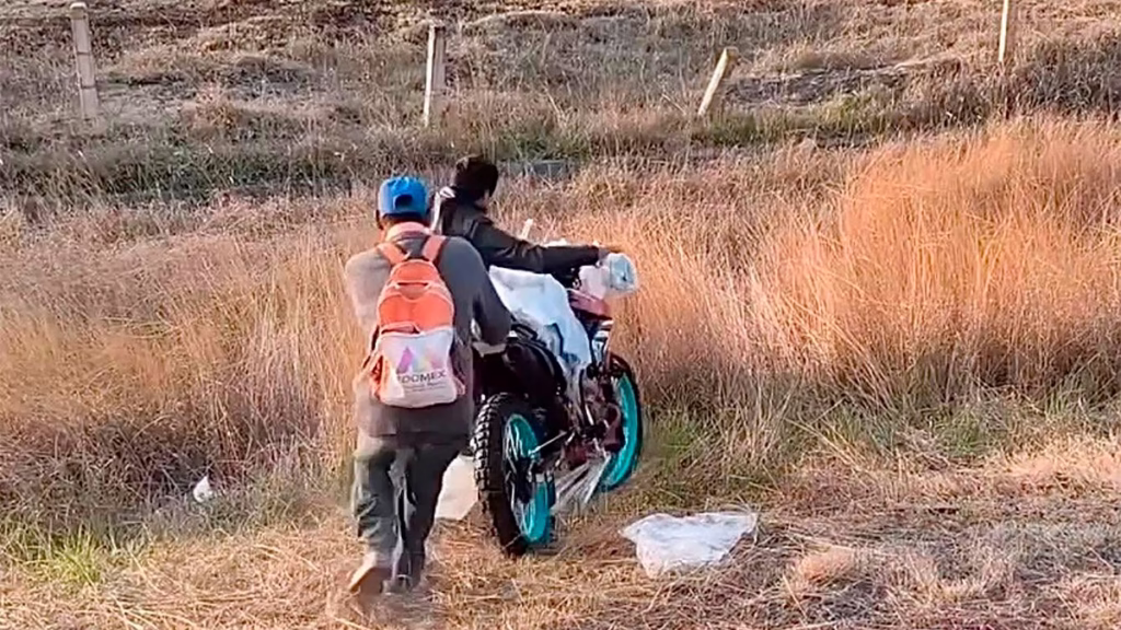 Estado de México: Tráiler choca y pobladores roban las motocicletas que transportaba
