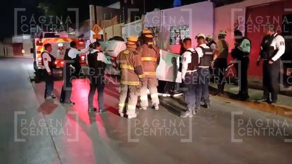 Volcadura en Malecón: Auto choca con poste y pega con casa