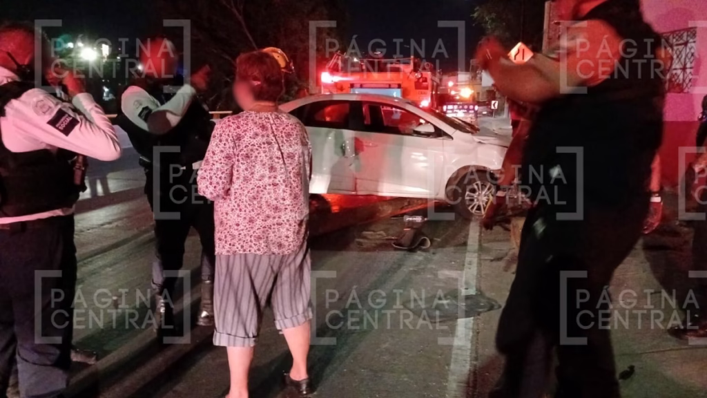 Volcadura en Malecón: Auto choca con poste y pega con casa