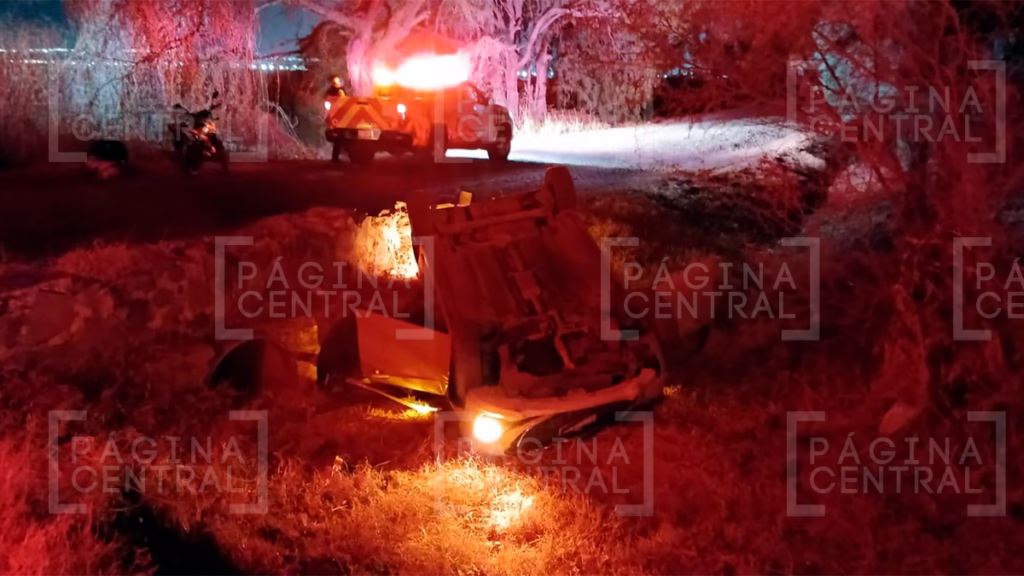 Vuelca su carro cerca del Rancho Tres Marías