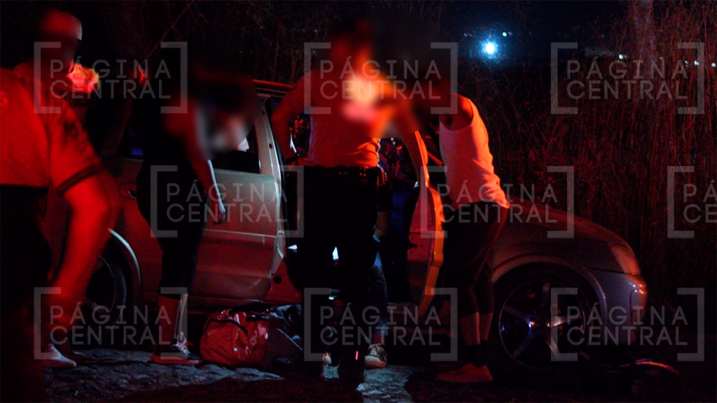 Vuelca su carro cerca del Rancho Tres Marías