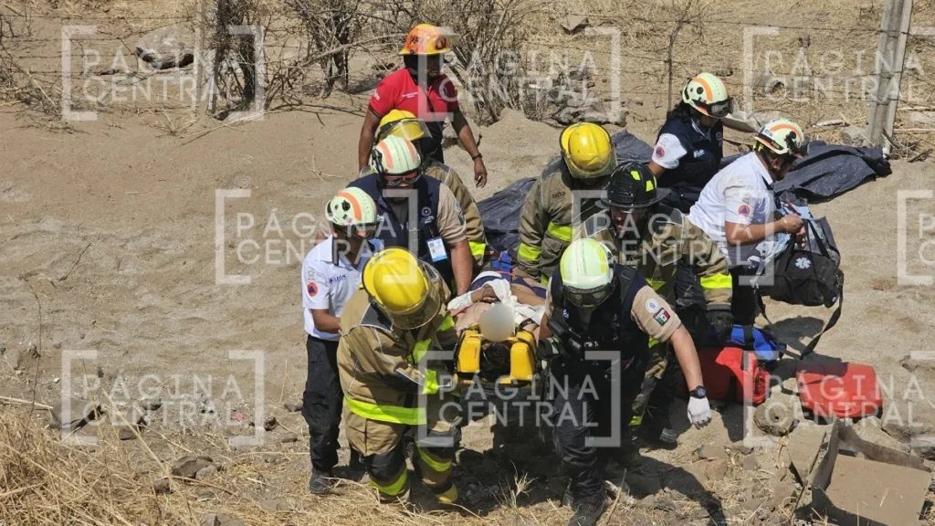 Accidente León-San Felipe: Joven pierde control de tolva y vuelca