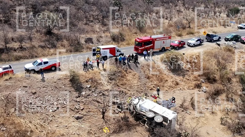 Accidente León-San Felipe: Joven pierde control de tolva y vuelca